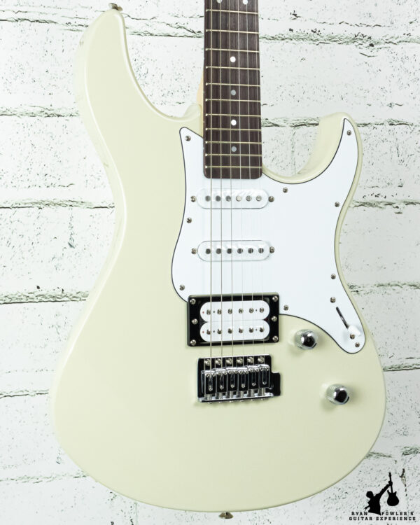 Yamaha PAC112V — electric guitar — second view Yamaha PAC112V Pacifica, vintage white — Ryan Fowler product photo